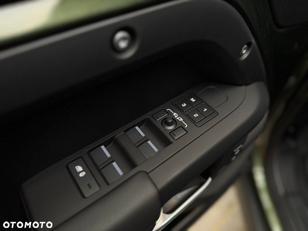 Land Rover Defender - 7