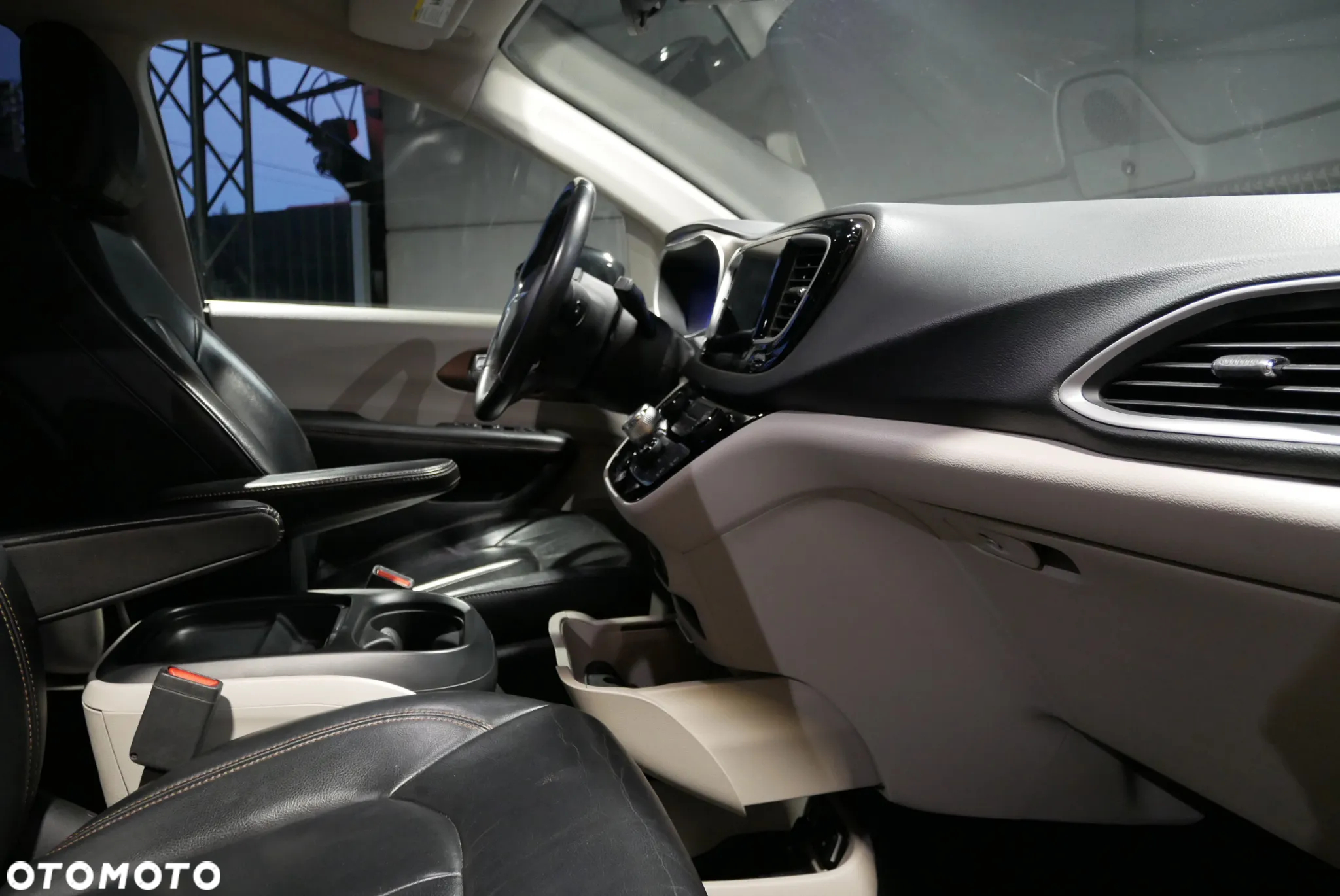 Chrysler Pacifica - 32