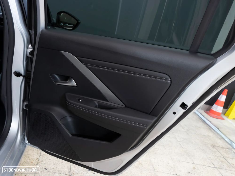 Opel Astra Sports Tourer 1.2 T GS - 11