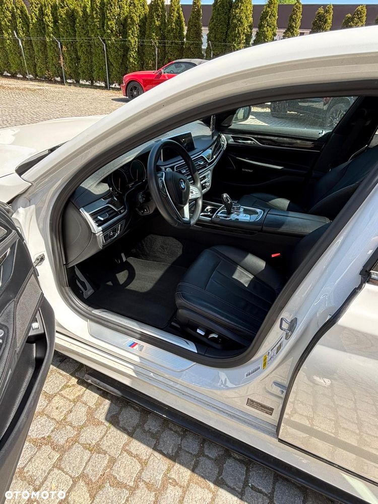 BMW Seria 7 740Li - 27