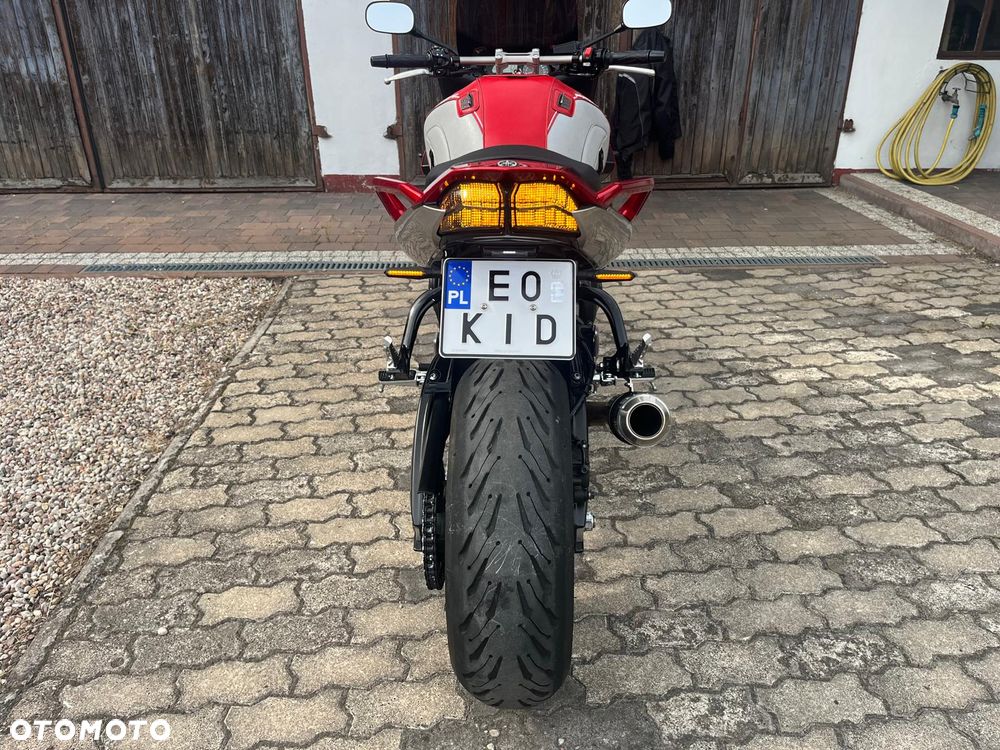 Yamaha FZS - 11