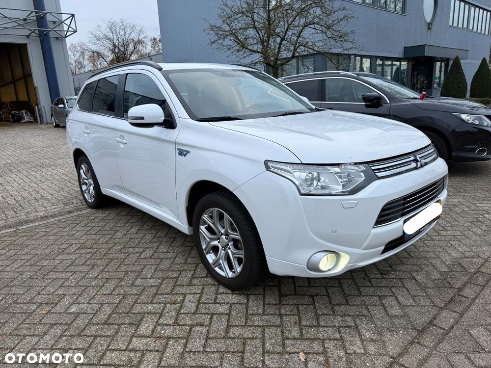 Mitsubishi Outlander - 2