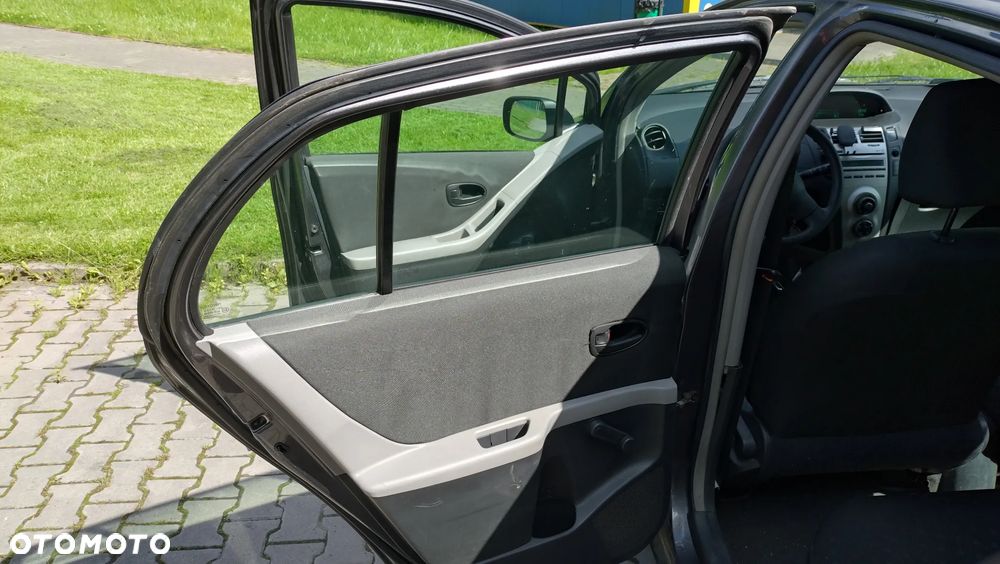Toyota Yaris 1.3 Terra Gold - 4