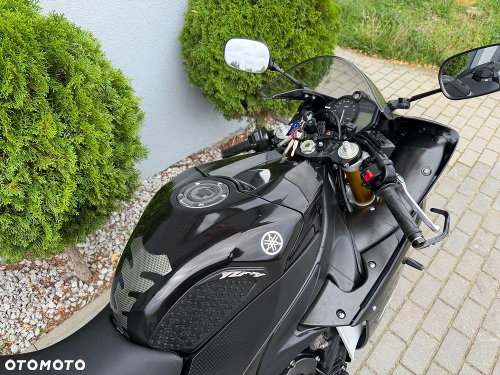 Yamaha R1 - 25
