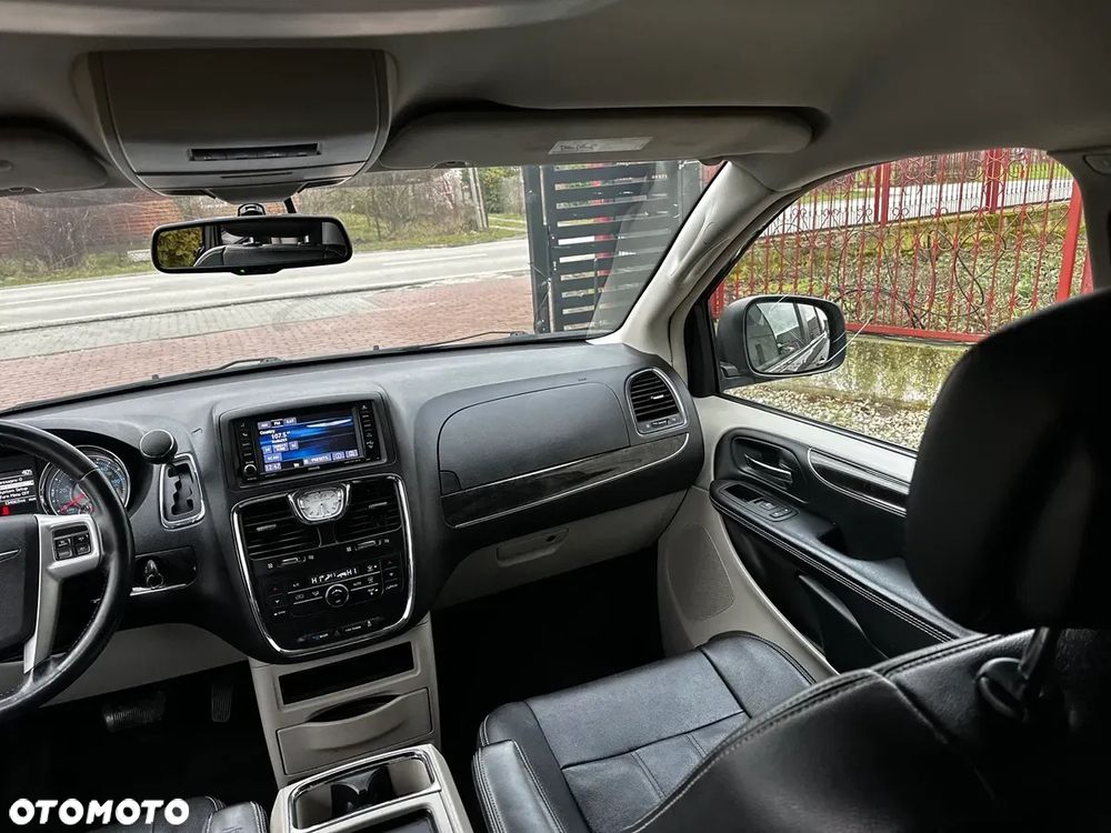 Chrysler Town & Country - 18