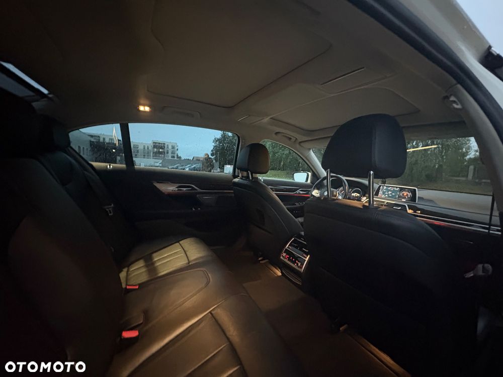 BMW Seria 7 740i - 23