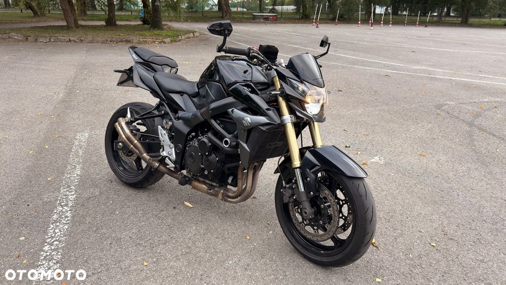 Suzuki GSR - 2