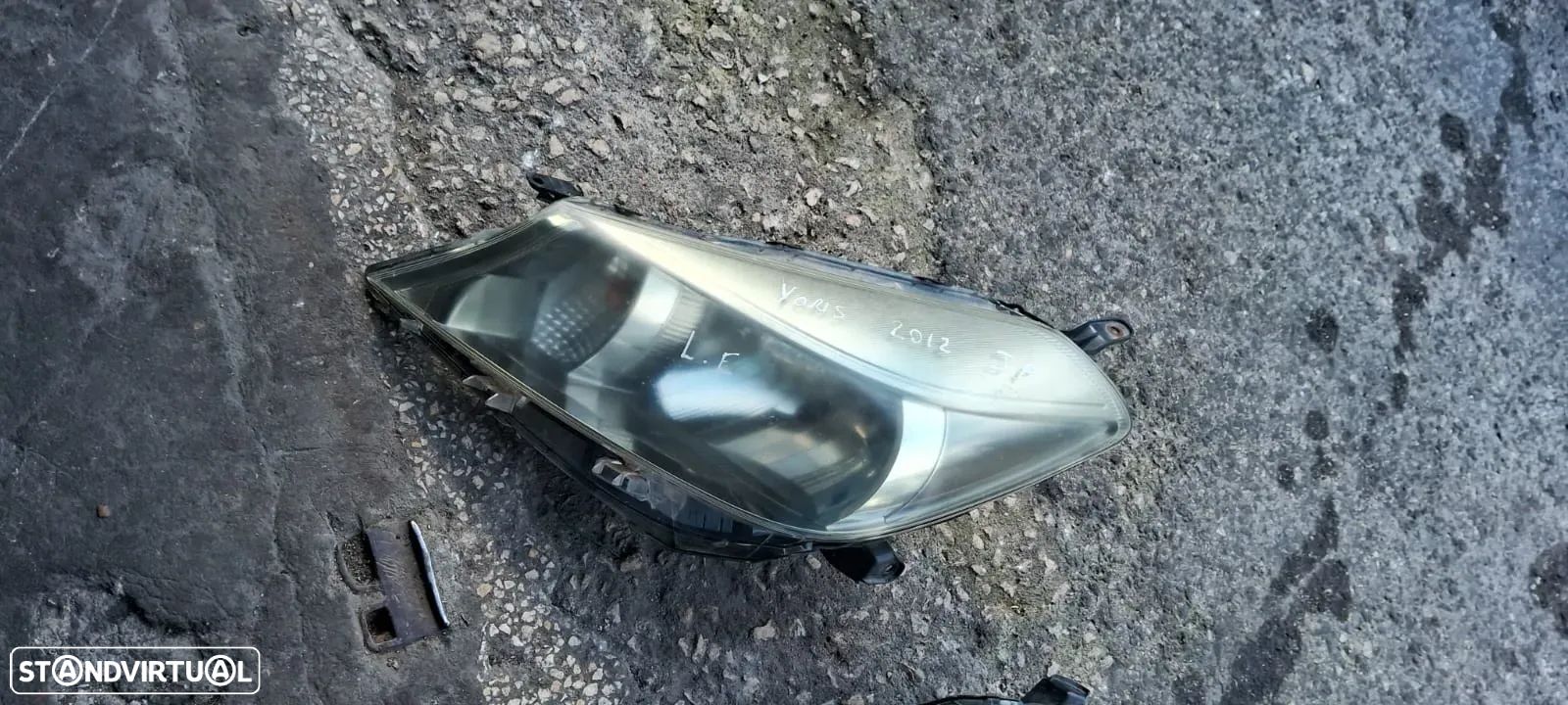 Farol esquerda Toyota yaris 2012 - 1