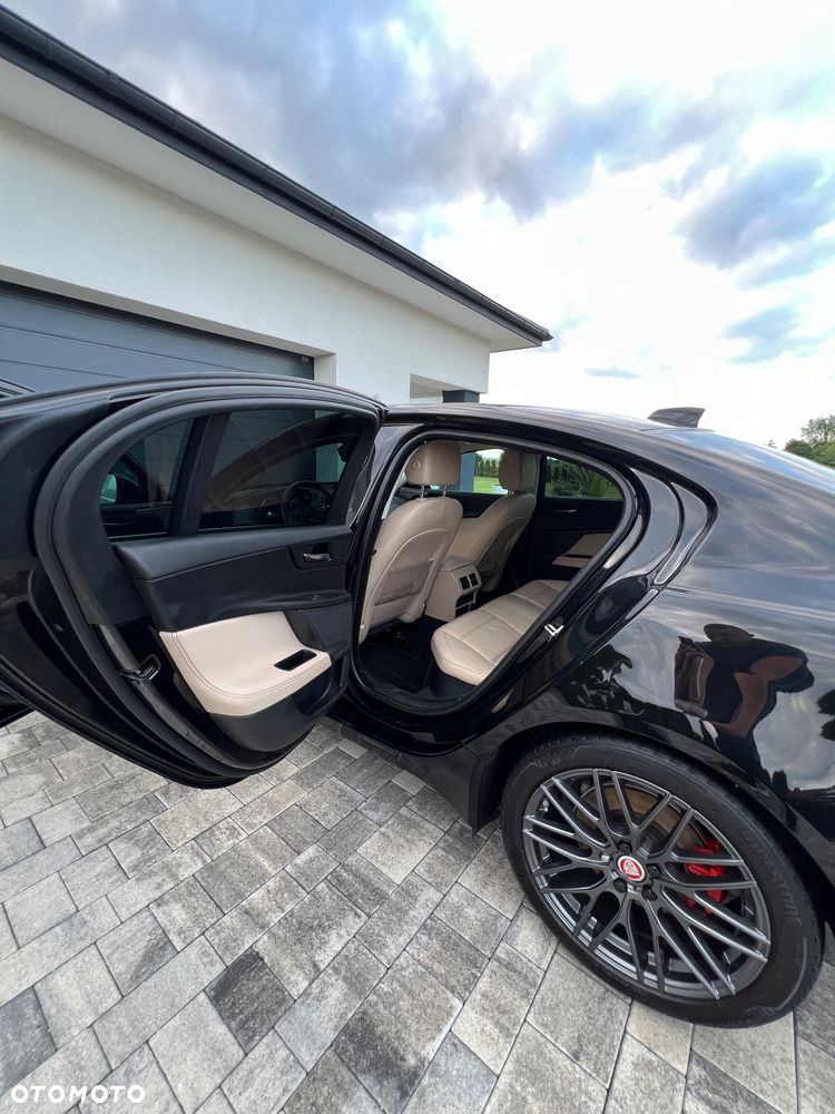 Jaguar XE 2.0 D Prestige - 29