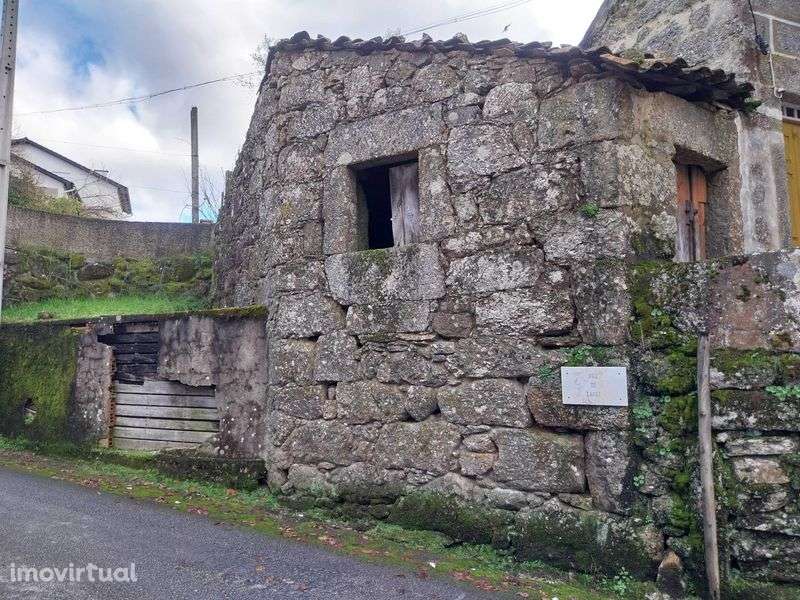 Duas moradias antigas para restauro - Grande imagem: 2/12