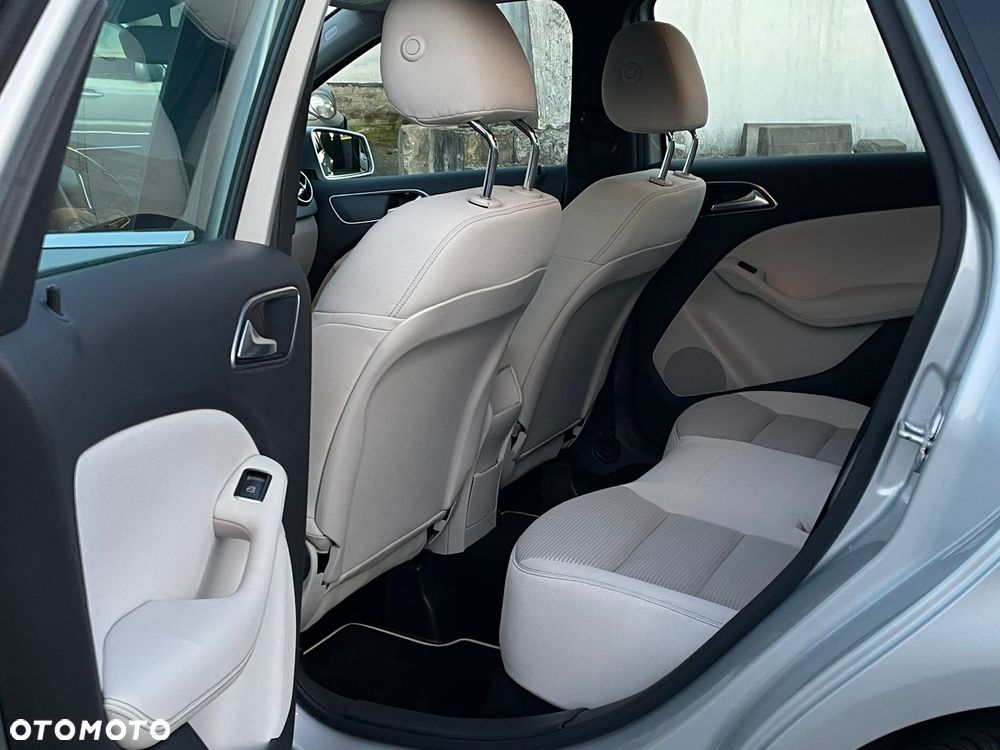 Mercedes-Benz Klasa B 180 7G-DCT Urban - 12