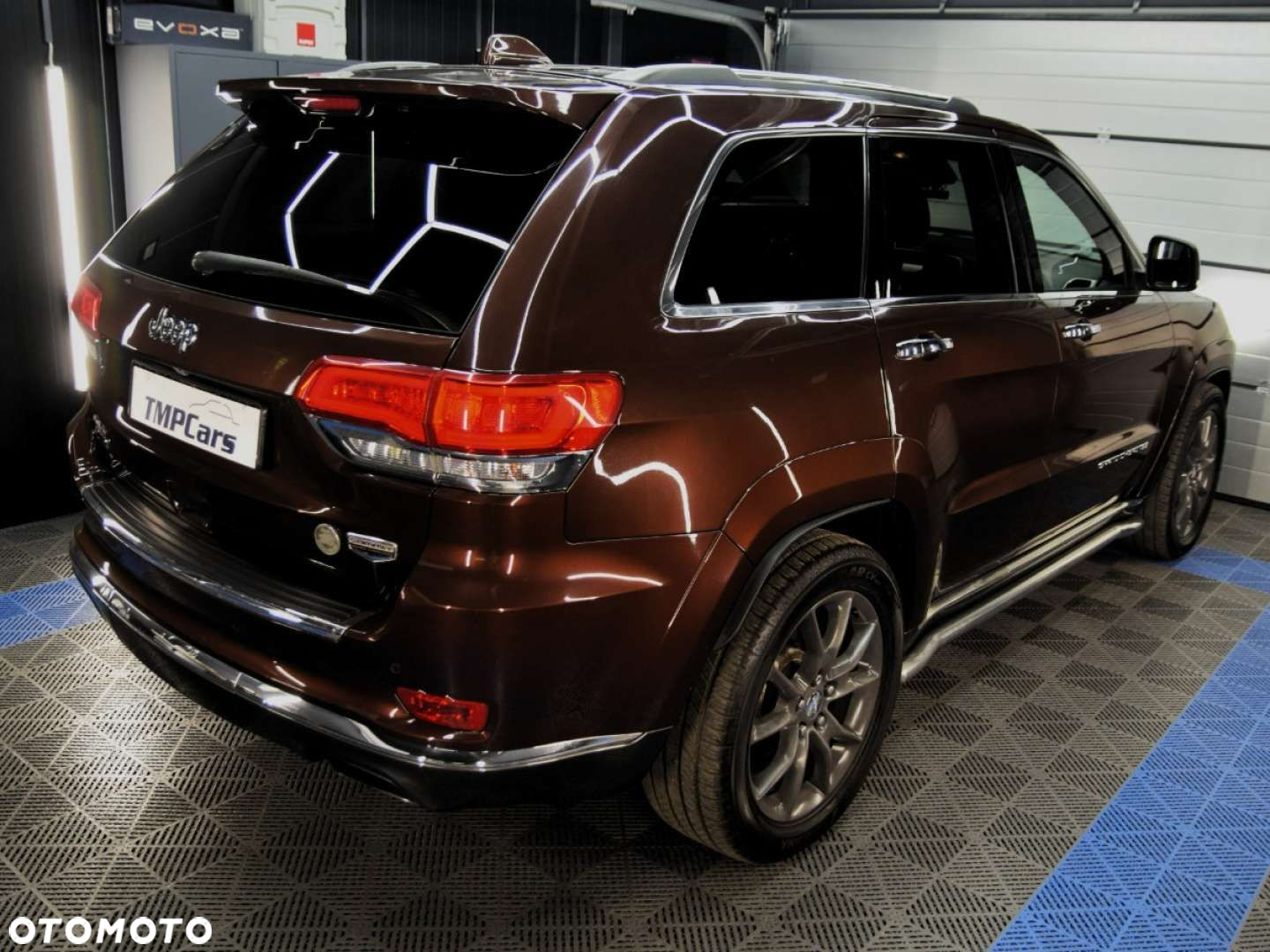 Jeep Grand Cherokee - 32