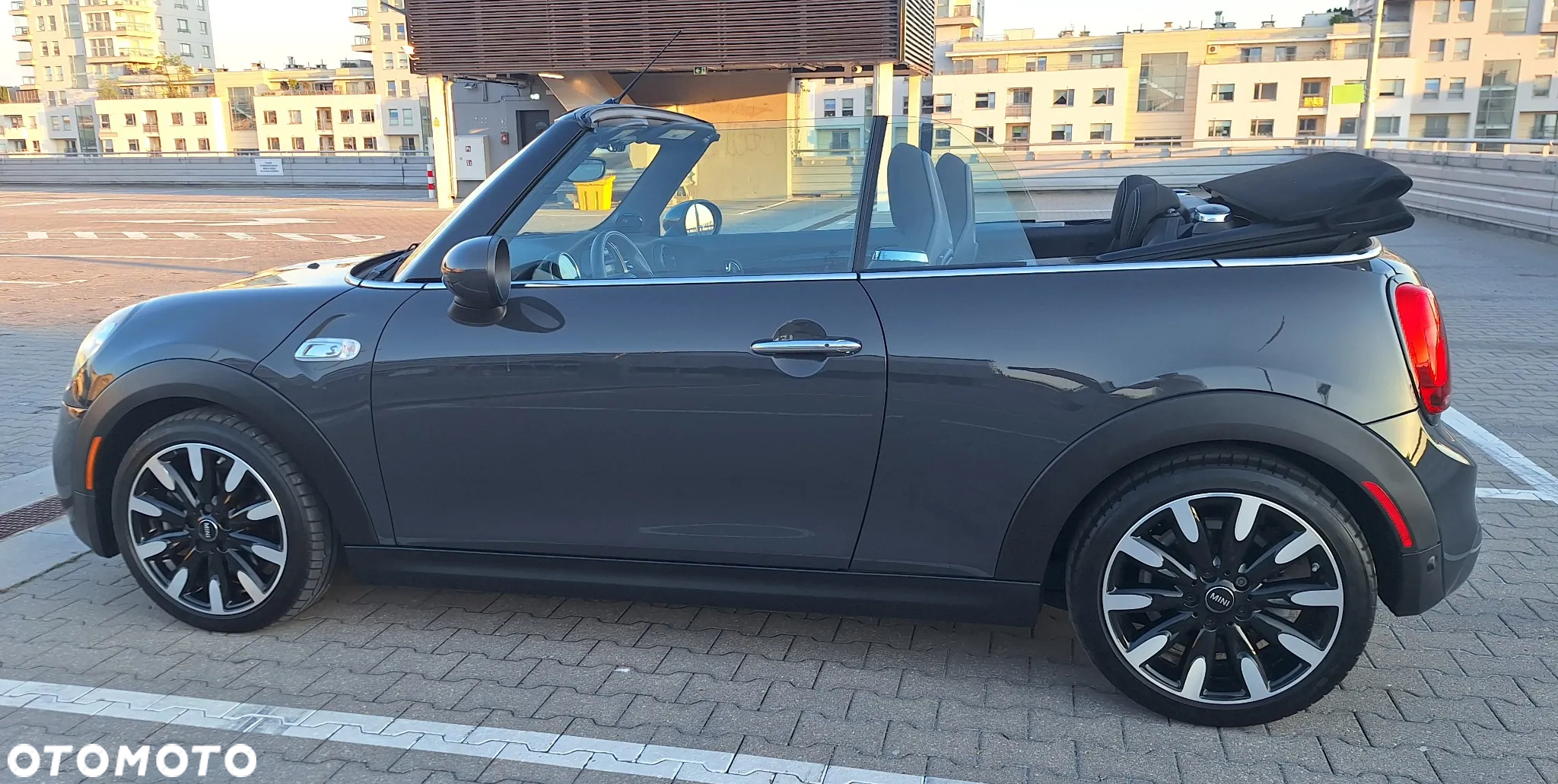 MINI Cooper S Cabrio Sidewalk - 16