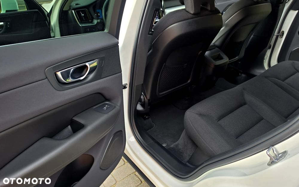 Volvo XC 60 B4 B Momentum Pro - 25