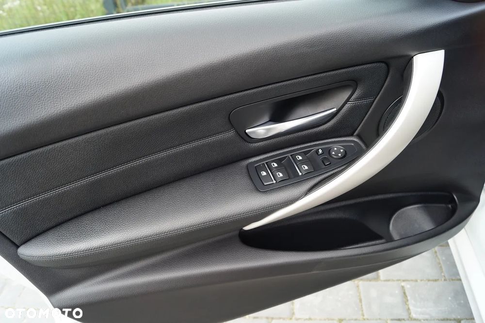 BMW Seria 3 318d Edition M Sport Shadow - 17