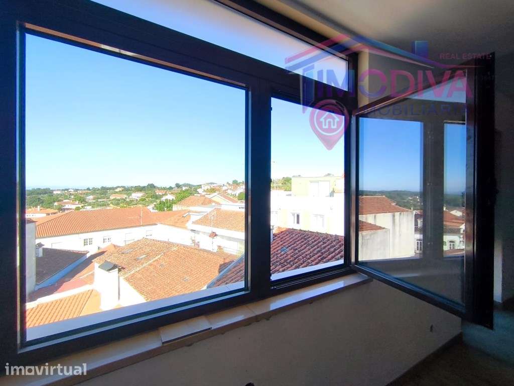 Apartamento T3 em fase final de renovação no coração de Figueiró do... - Grande imagem: 2/32