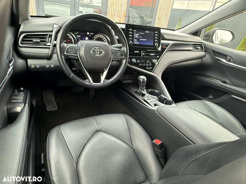 Toyota Camry Luxury - 21