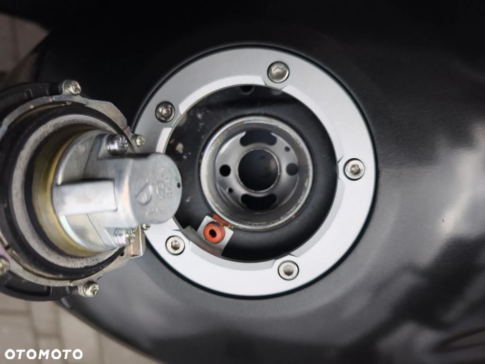 Suzuki GSR - 20