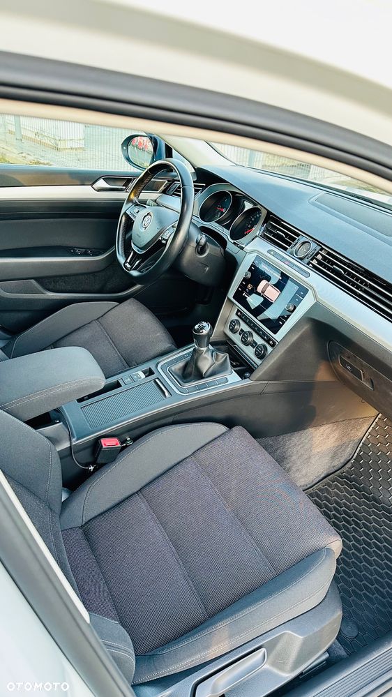 Volkswagen Passat 2.0 TDI SCR Comfortline - 12