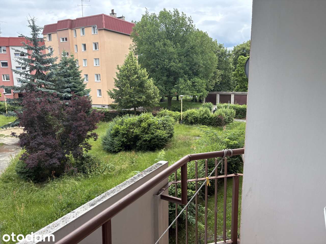 Trzypokojowe mieszkanie z balkonem i garażem trzy kroki od wyjścia.