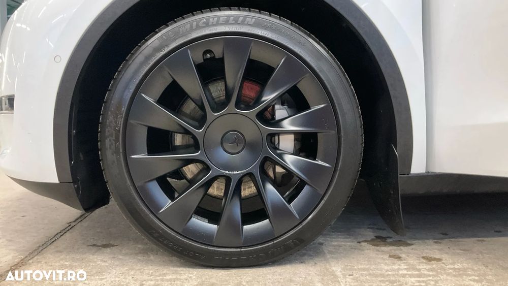 Tesla Model Y Long Range Dual Motor AWD - 6