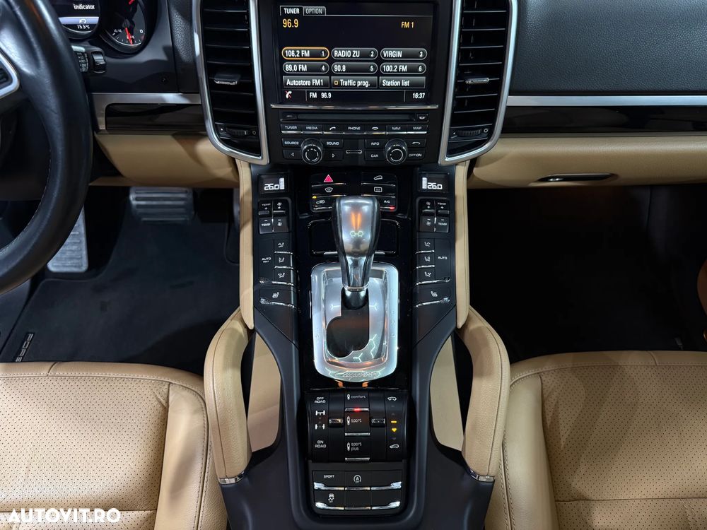 Porsche Cayenne 3.0 L - 6