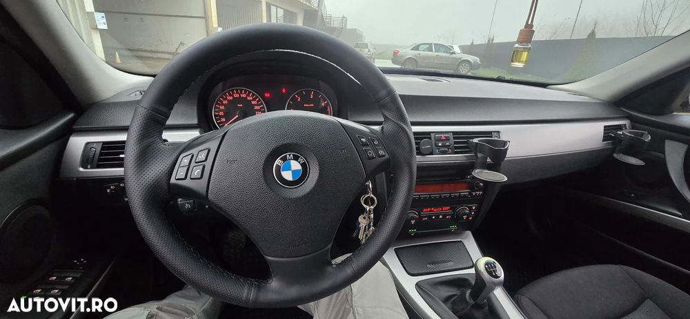 BMW Seria 3 318d DPF Touring - 9