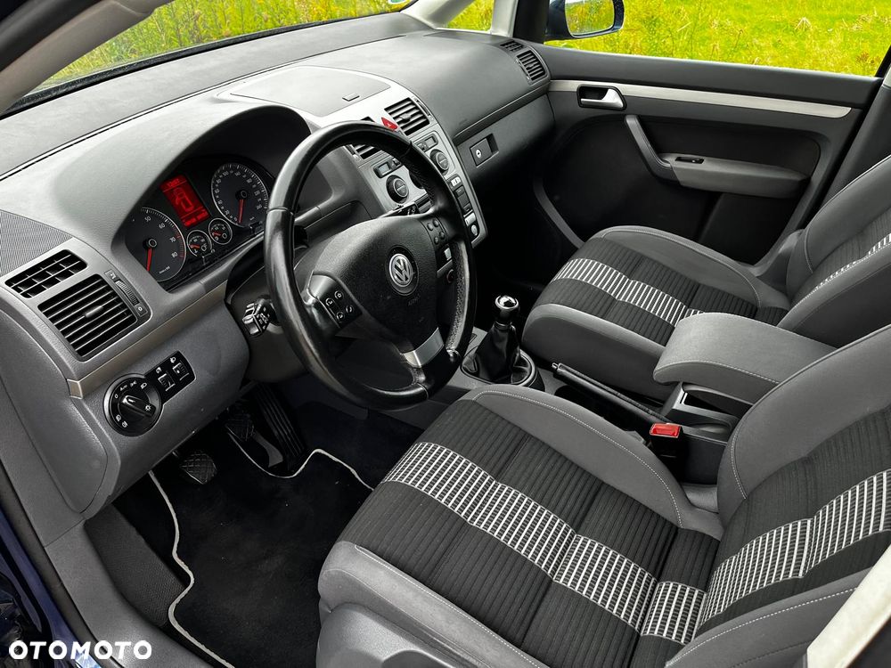 Volkswagen Touran - 12
