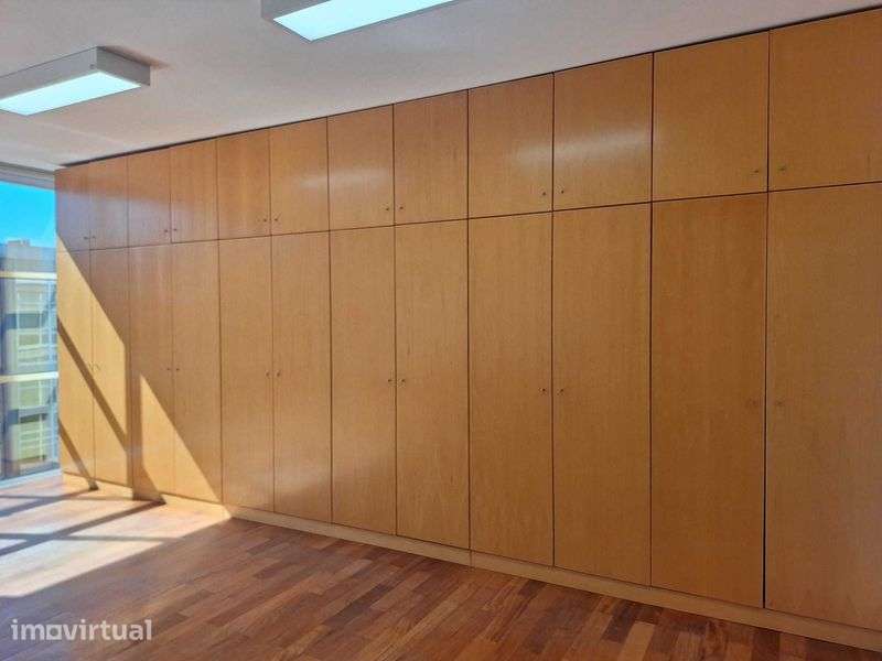 Escritório 45m² | Luz natural | Garagem | Prédio empresarial | 550€ - Grande imagem: 4/8