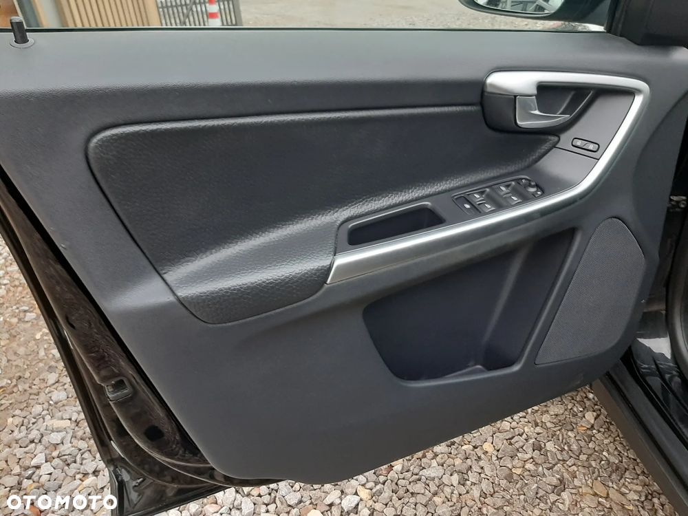 Volvo XC 60 D5 AWD Momentum - 23