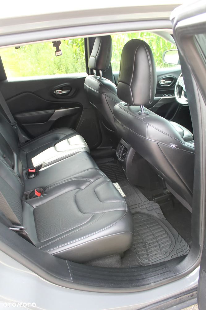 Jeep Cherokee - 18