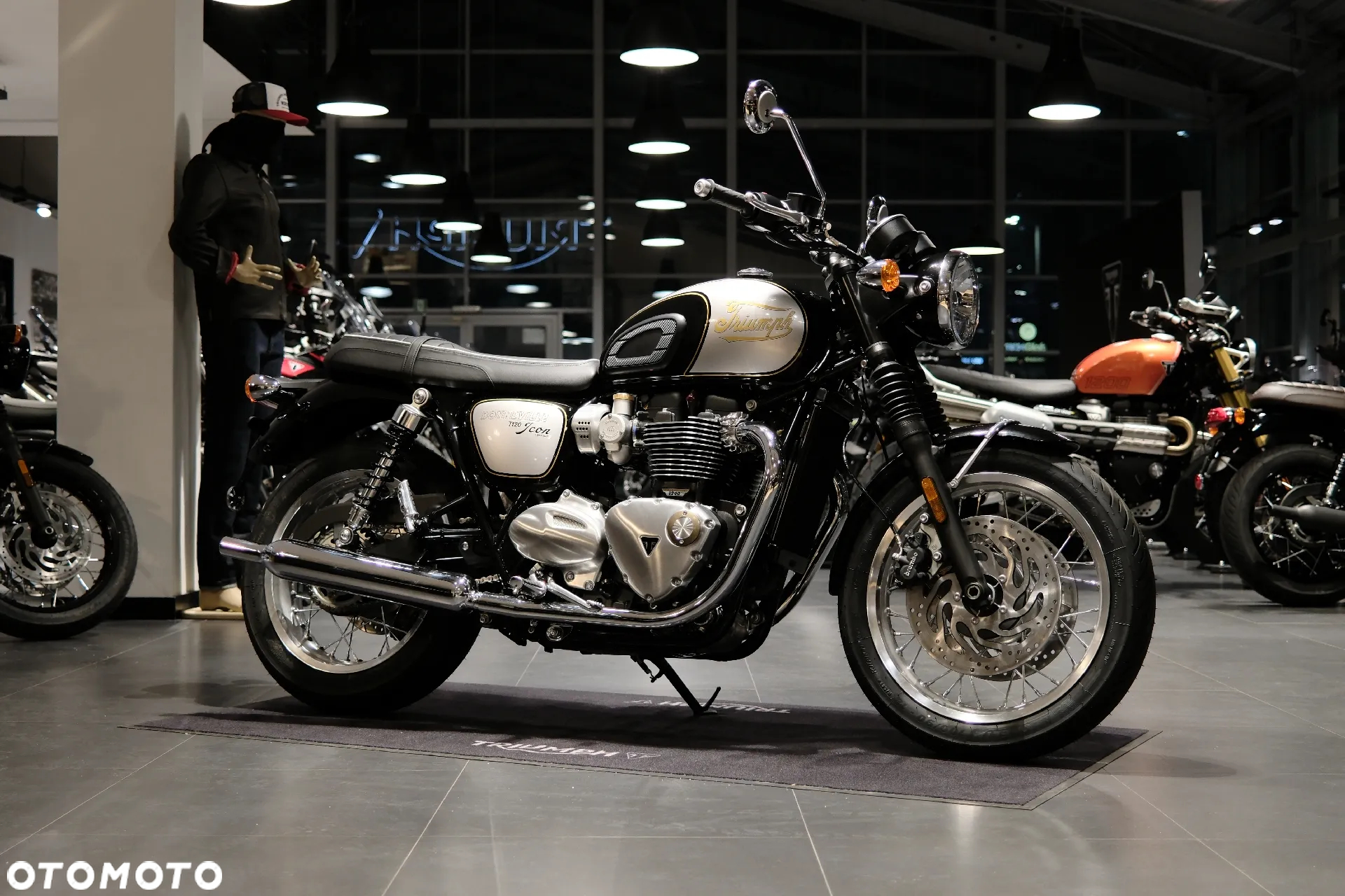 Triumph Bonneville - 2