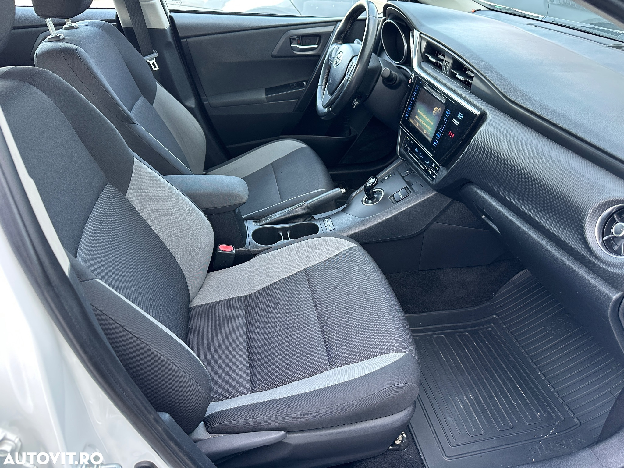 Toyota Auris 1.8 L VVT-i HSD Terra - 10