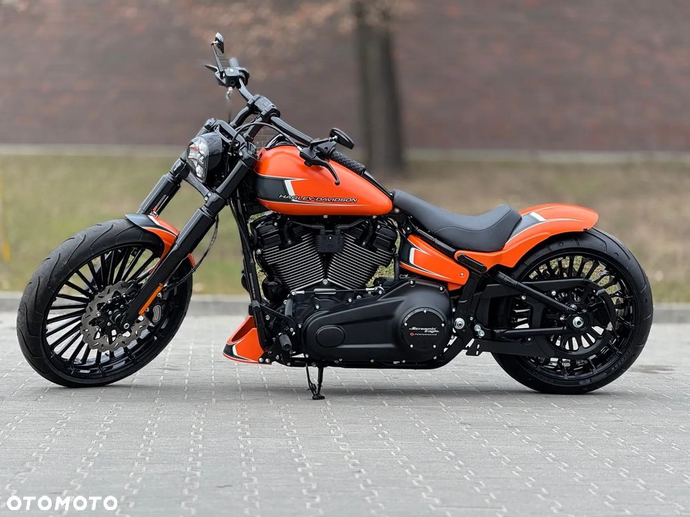 Harley-Davidson Softail Breakout - 33