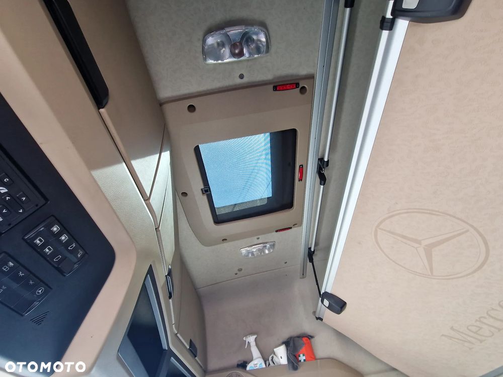 Mercedes-Benz Actros - 32