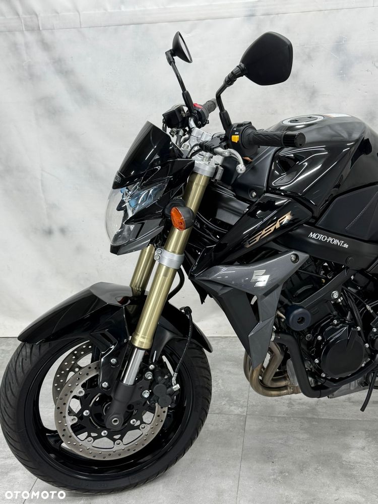Suzuki GSR - 8