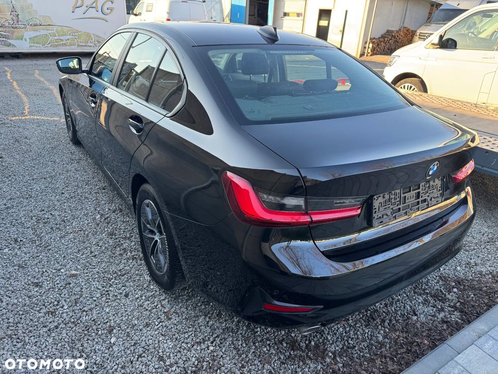 BMW Seria 3 318d mHEV - 4