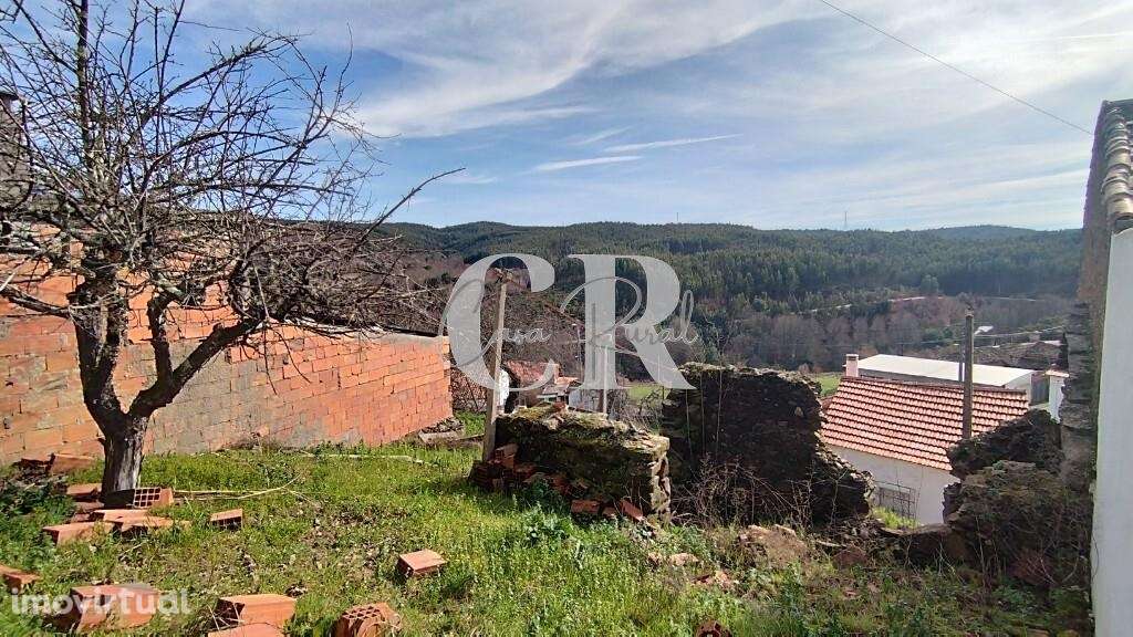 Ruina para reabilitar, em aldeia calma, perto de ribeira - Grande imagem: 2/6