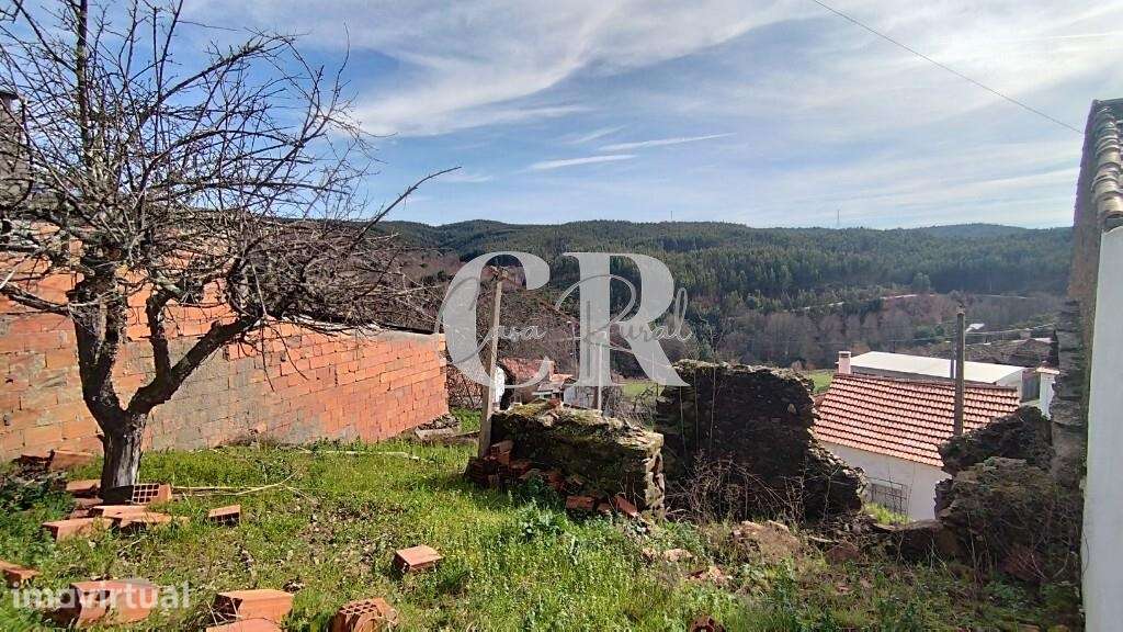 Ruina para reabilitar, em aldeia calma, perto de ribeira - Grande imagem: 2/6