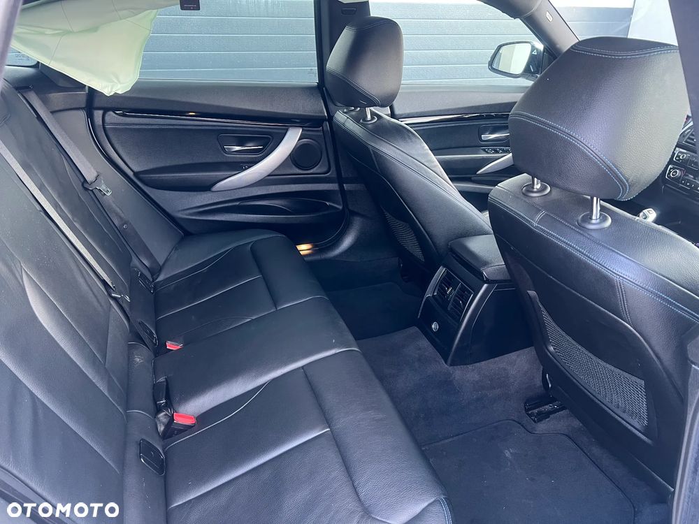 BMW Seria 3 320d xDrive M Sport - 16
