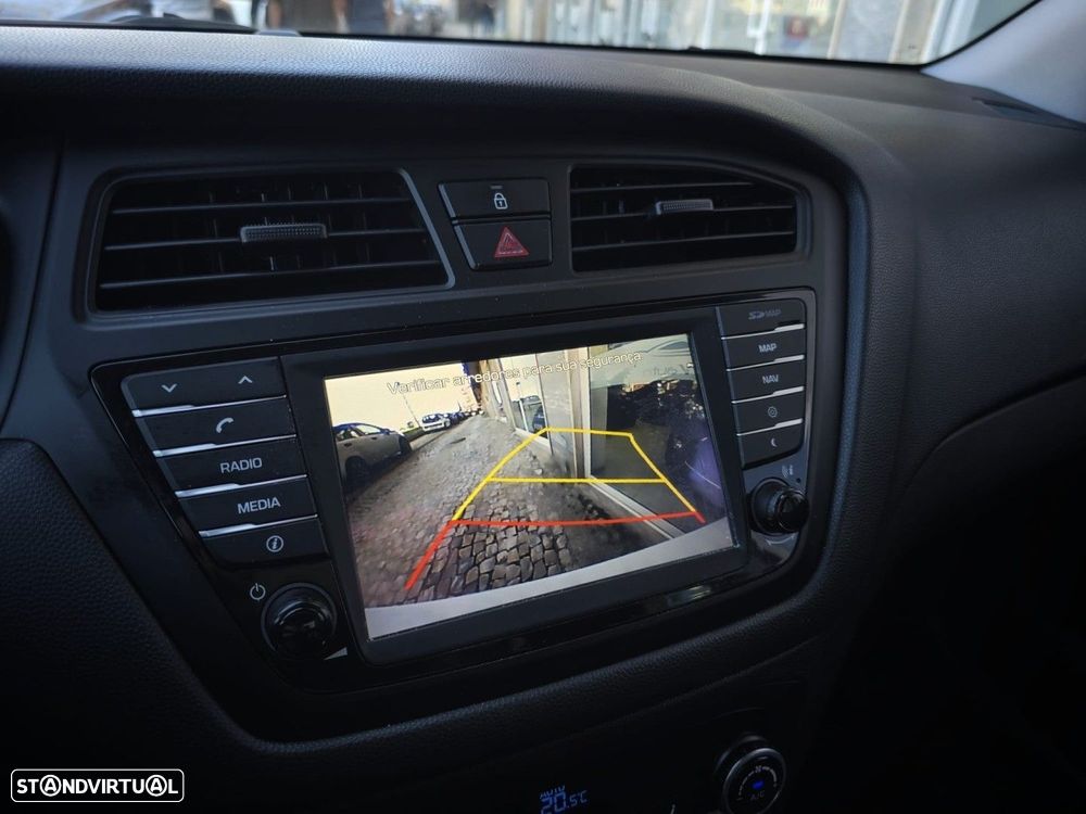 Hyundai i20 Active 1.4 CRDi Comfort Navi - 18