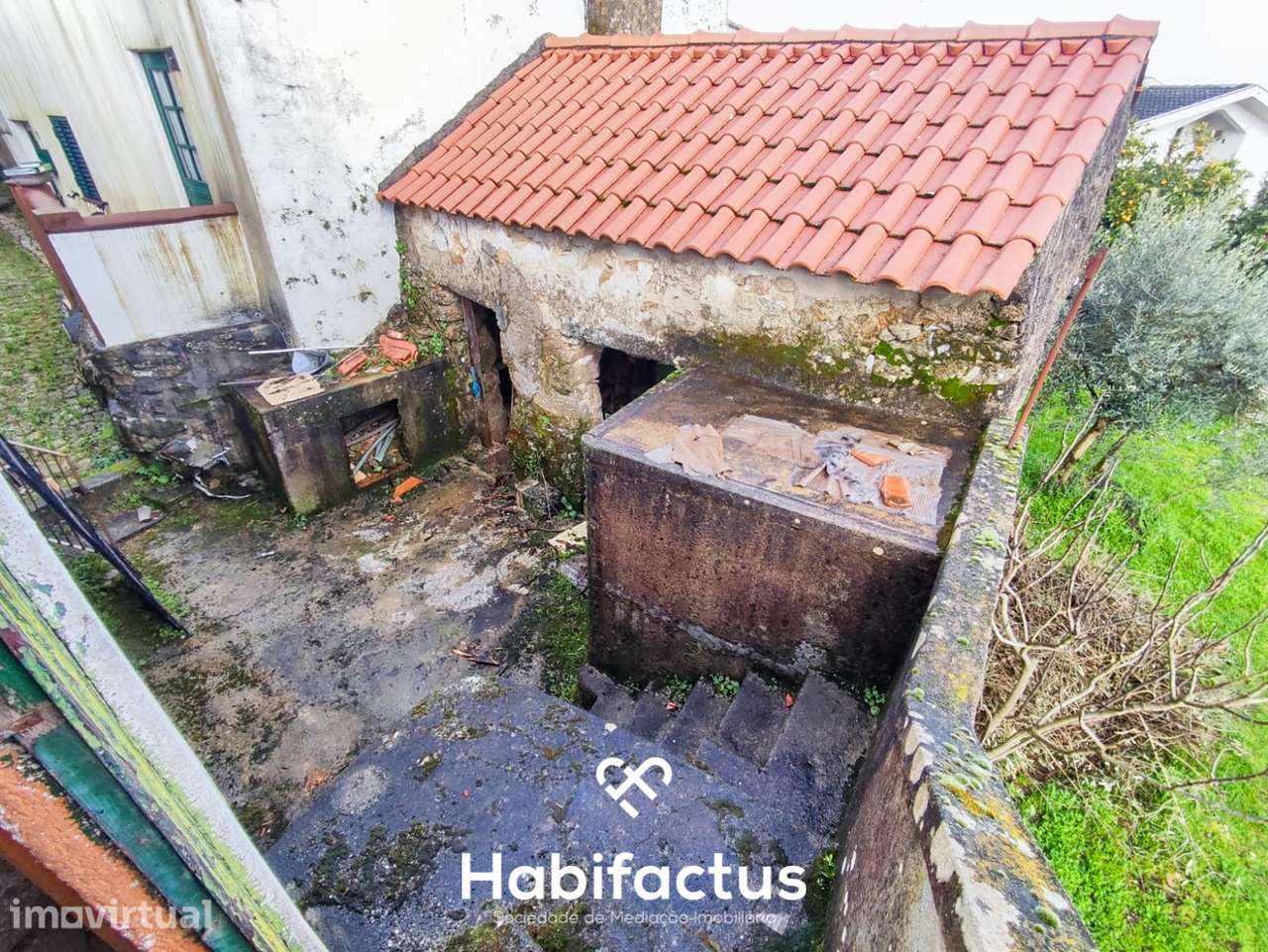 Moradia T3 para reconstrução com logradouro e vista para o Santuário, - Grande imagem: 4/12