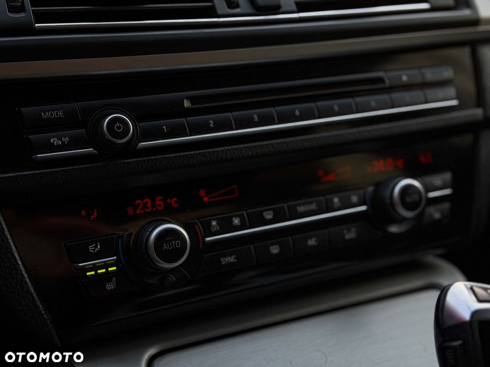 BMW Seria 5 520d xDrive - 14