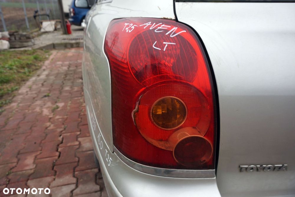 LAMPA TYLNA LEWA AVENSIS II T25 KOMBI 81561-05170 TOYOTA 2003-2006 - 1