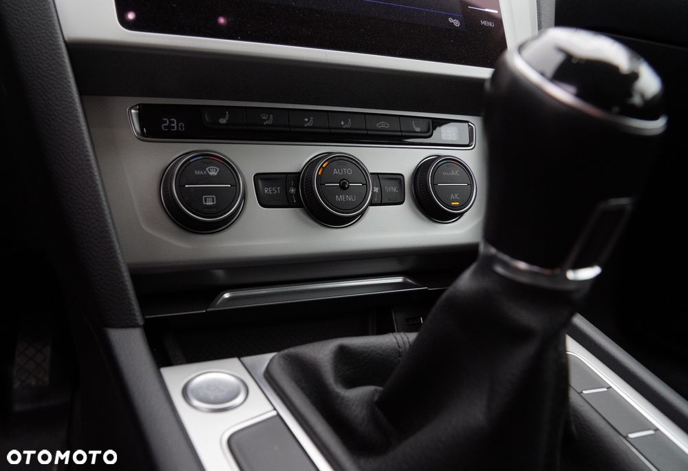 Volkswagen Passat - 25