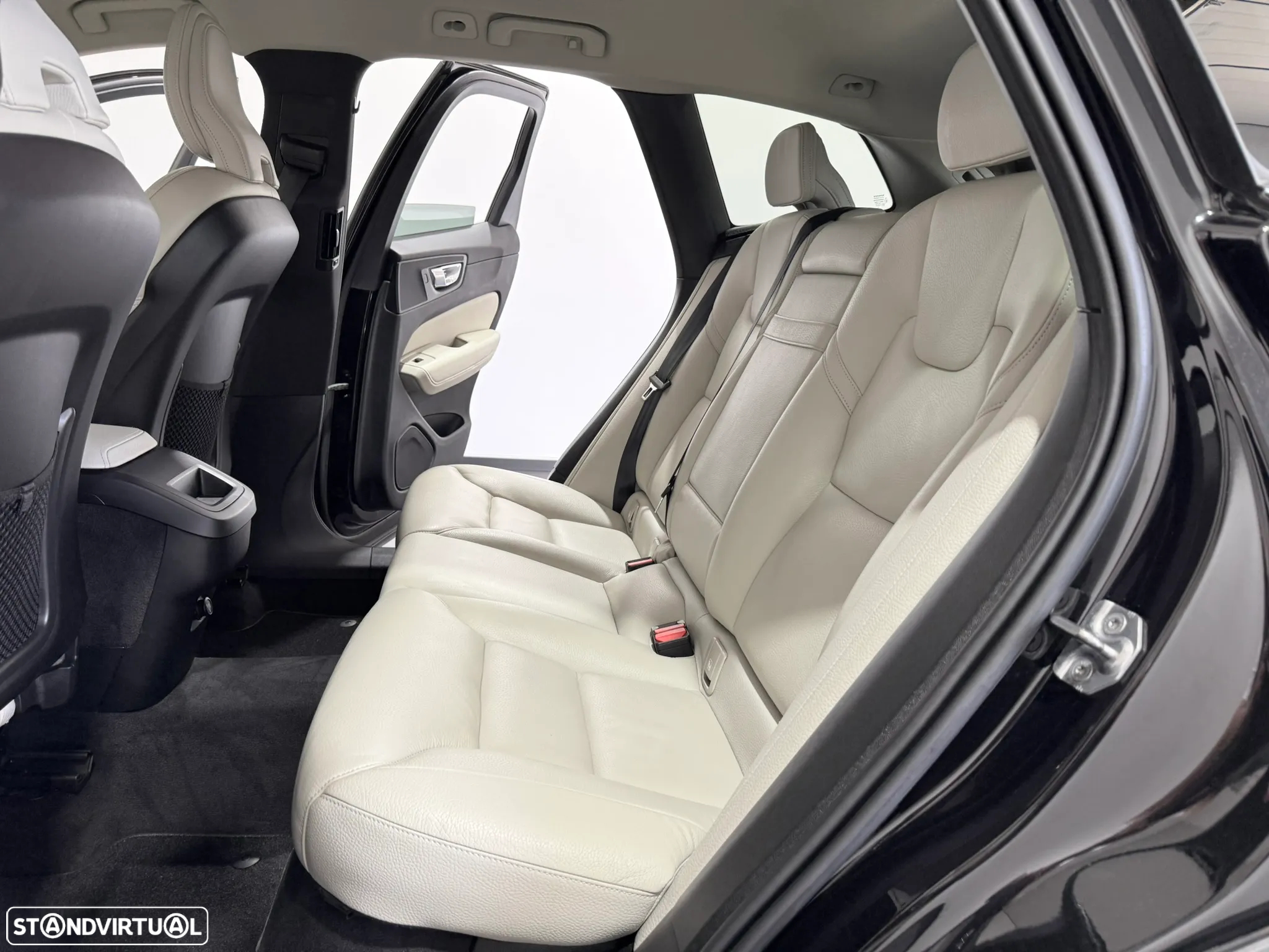Volvo XC 60 2.0 D4 Momentum Plus - 45