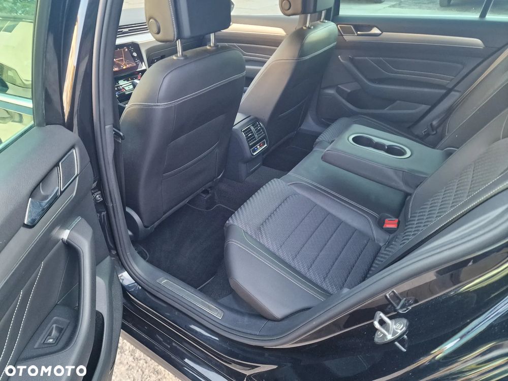 Volkswagen Passat Variant 2.0 TDI SCR DSG R-Line - 14