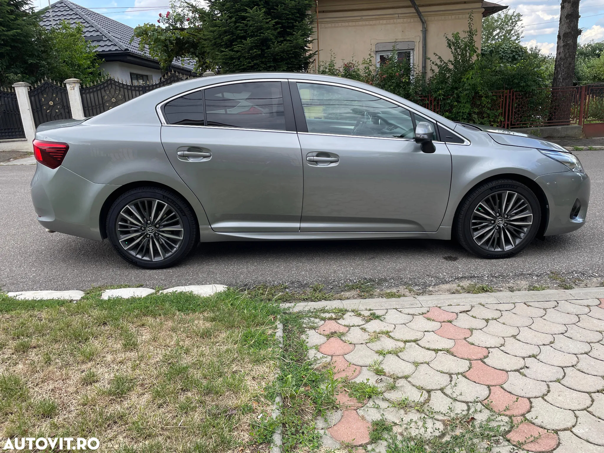 Toyota Avensis 2.0 D-4D Executive - 6