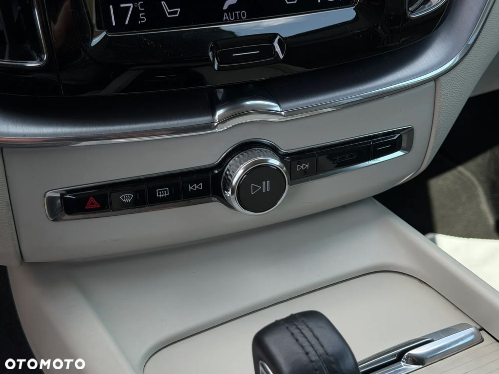 Volvo XC 60 B4 D AWD Momentum Pro - 21