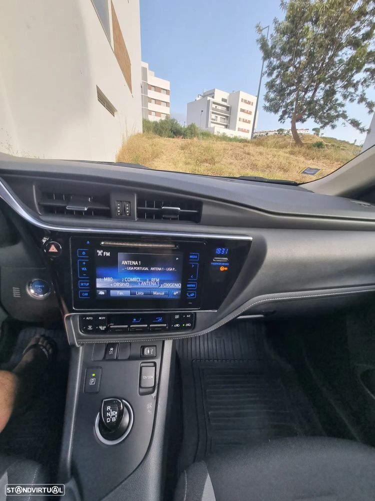 Toyota Auris 1.8 HSD Comfort+P.Sport - 14